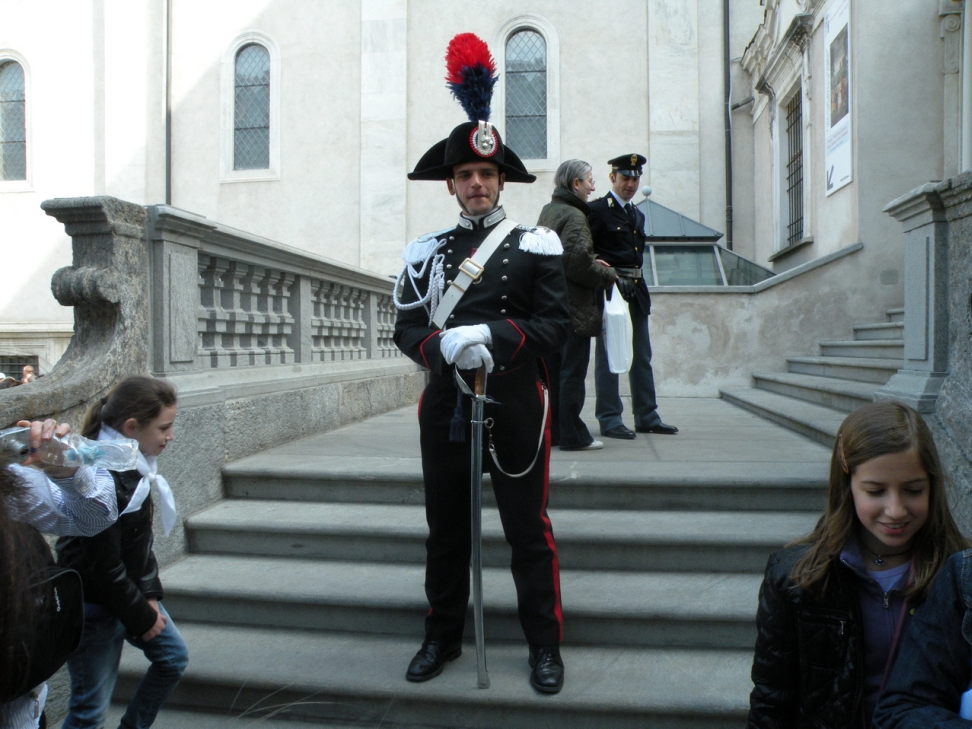La Santa Sindone - Immancabile foto ricordo con i carabinieri in alta uniforme_12.JPG